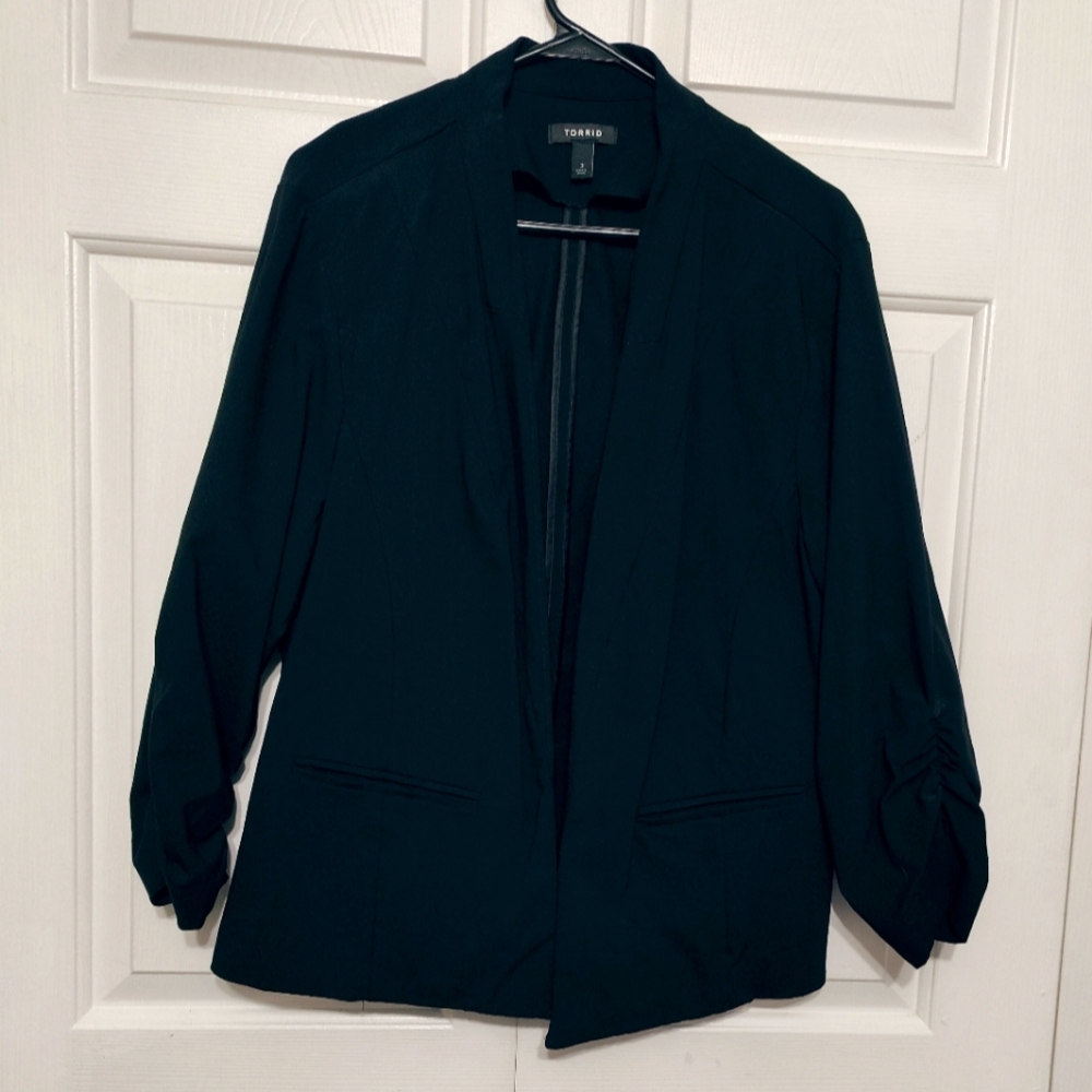 Torrid Open Black Blazer w/Ruched Sleeves Size 3